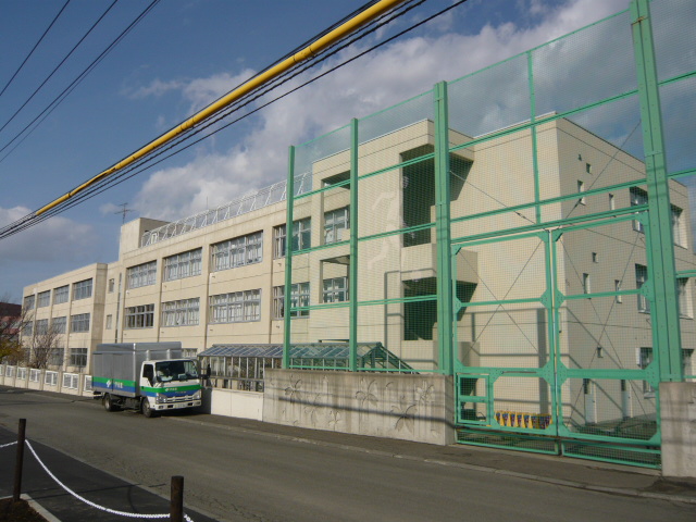 Primary school. 179m to Sapporo Municipal Oyachihigashi elementary school (elementary school)