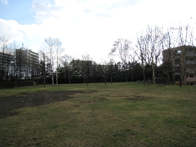 park. Atsubetsu 738m to the east, green space (park)