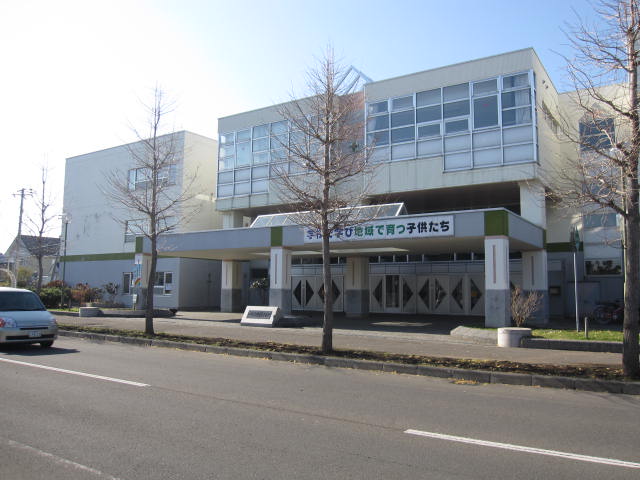 Primary school. 638m to Sapporo Municipal Kami Nopporo Higashi elementary school (elementary school)