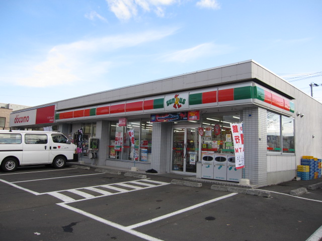 Convenience store. Thanks Atsubetsunishi store up (convenience store) 592m