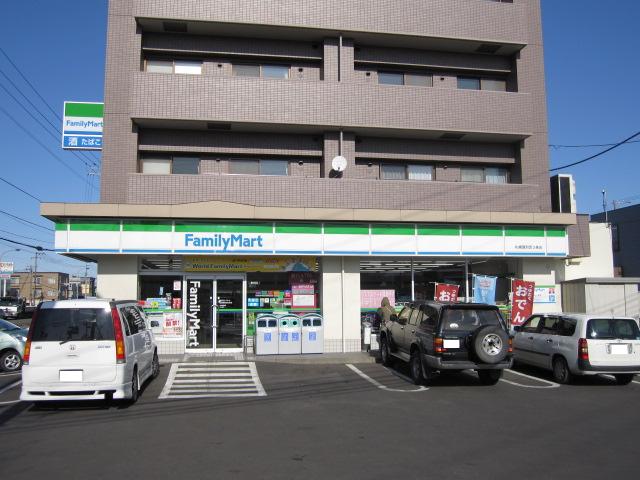Convenience store. FamilyMart Sapporo Atsubetsunishi Article 3 store up (convenience store) 639m