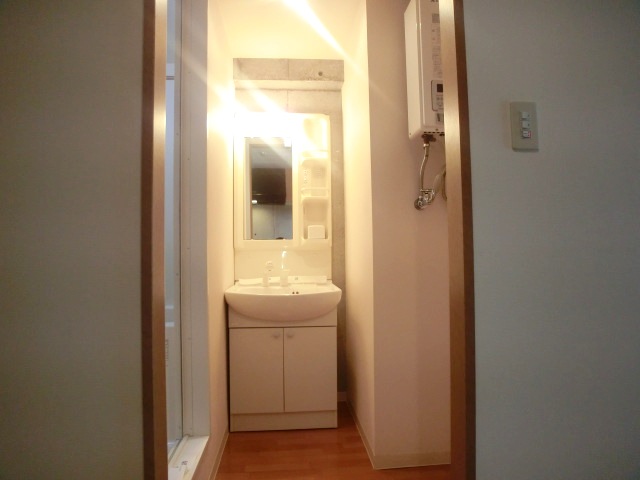 Washroom. Dressing room and shampoo dresser! 