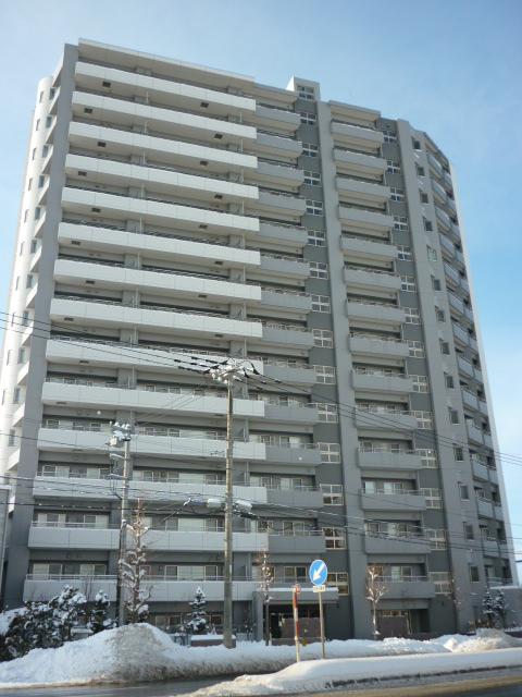 Local appearance photo. 2007 Built! Nice apartment is located on top of the hill ☆