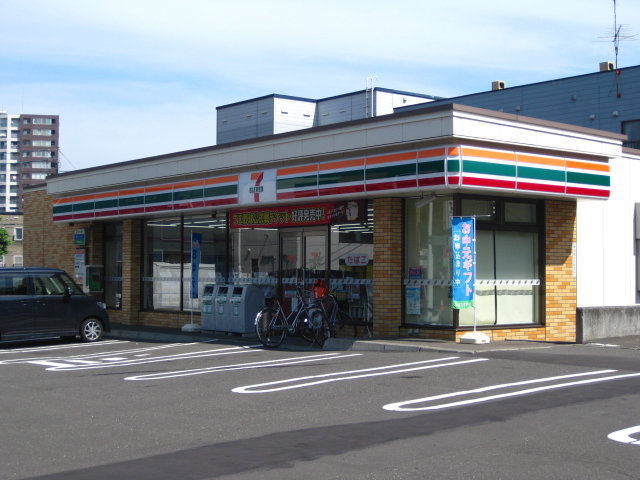 Convenience store. Seven-Eleven Sapporo Atsubetsuminami store up (convenience store) 100m