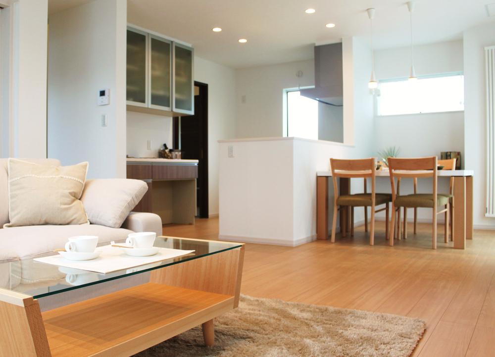 Living. Living-dining that has been coordinated to match the natural color of the floor. With happy dishwasher after cleaning up the large capacity good face-to-face kitchen cupboard is the usability of the (C No. land)