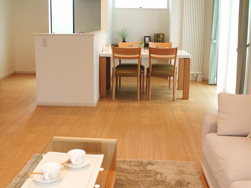 Living. Natural coordinated to match the floor has been living dining (C No. land)