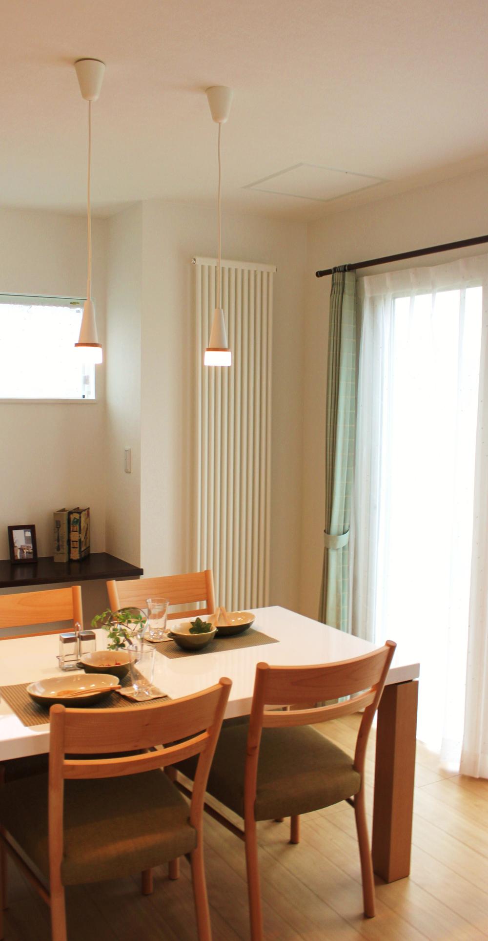 Non-living room. Bright sunshine pouring dining from the window of the large opening (C No. land)