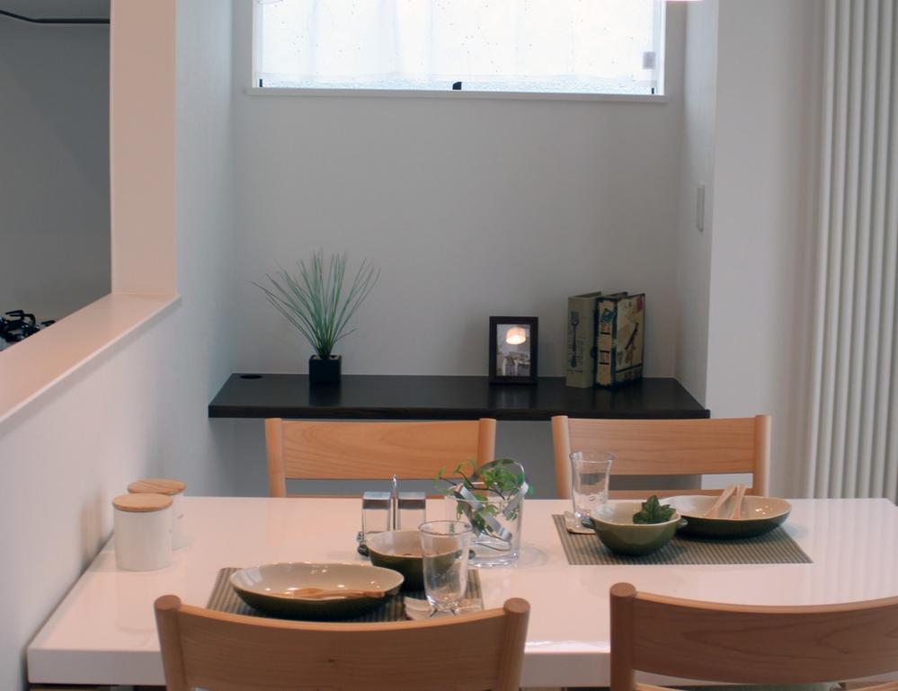 Other introspection. Prepare a counter that can be used as a personal computer space for dining (C No. land)