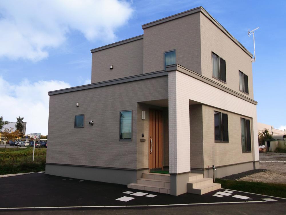 Local appearance photo. "Charcoal House" model home public in! Various way to enjoy, such as home gardens and gardening in the south-facing garden. Prepare two cars of car spaces to be parked a couple separate car (C No. land)