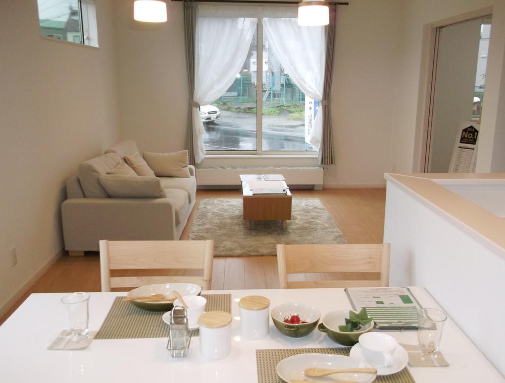 Living. A bright room receive light that plugs from living south-facing windows to dining. High-side light in consideration of the privacy that does not annoy the layout of the furniture is nice (C No. land)