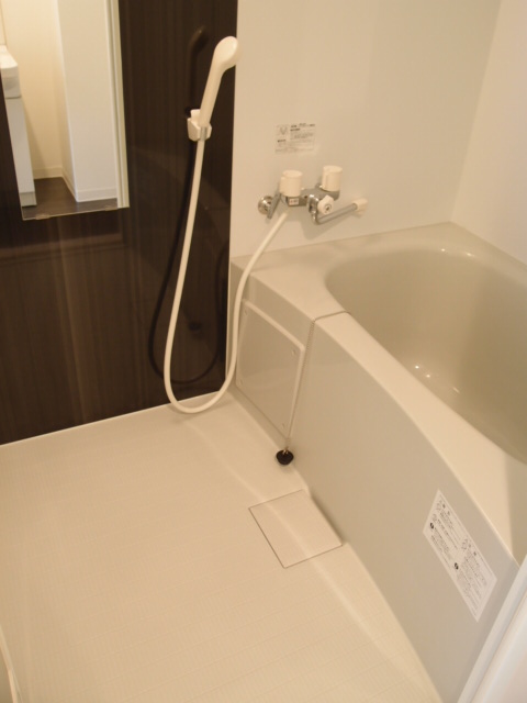 Bath. Spacious bathroom! You can bathe and relax! 