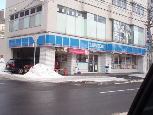 Convenience store. 250m until Lawson Sapporo Nishi 18-chome (convenience store)