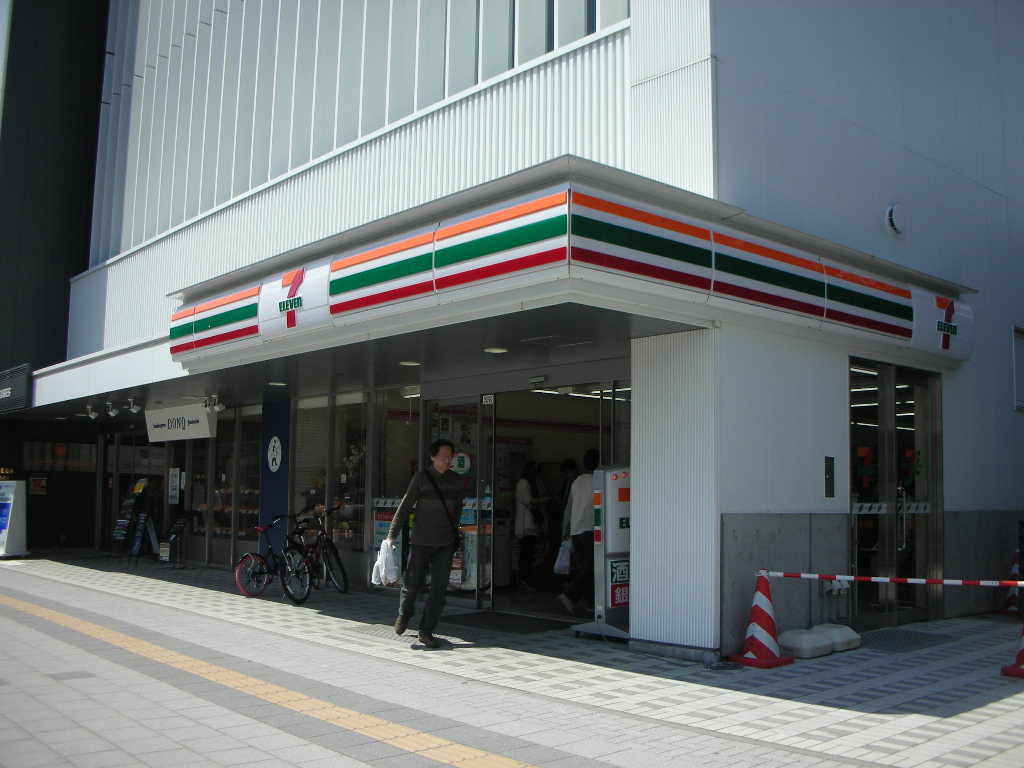 Convenience store. 300m to Seven-Eleven Sapporo Maruyama Park Station store (convenience store)