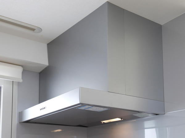 Kitchen.  [Range food] To produce beautiful interior of the kitchen space, Has adopted a range hood of sharp square design (same specifications)