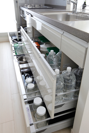 Kitchen.  [Sliding storage] Storage of system kitchens, It can be effectively utilized in the prone cabinet in a dead space, Has adopted a sliding storage (same specifications)