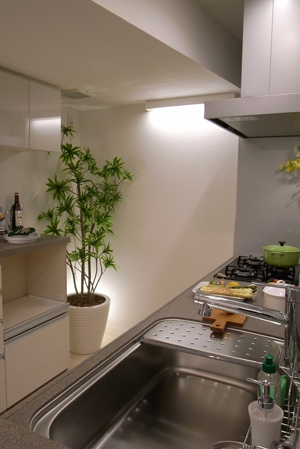 Kitchen.  [kitchen] B type building in the model room ・ kitchen. Independent layout that can be devoted to housework calmly