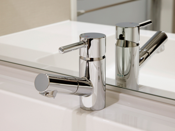 Bathing-wash room.  [Single lever faucet] The vanity is, Head is pulled out, It has adopted a convenient single-lever faucet, for example, when you wash the sink bowl (same specifications)