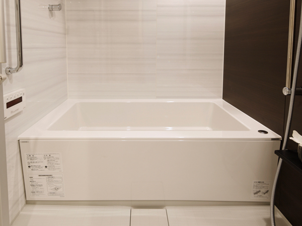 Bathing-wash room.  [Straight-type tub] Enjoy a leisurely bath time with children and two people, It has adopted a straight-through bathtub. A simple beauty that takes advantage of the structure of the surface, Will be refreshing impression the entire space (same specifications)