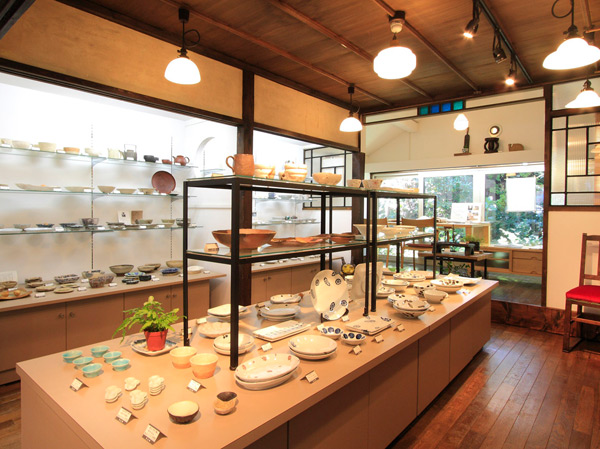 Surrounding environment. Japanese Tableware ・ Japanese goods AoGenhora (4-minute walk ・ About 320m). Connoisseur of the shopkeeper will enjoy, such as potters work was collected from all over the country