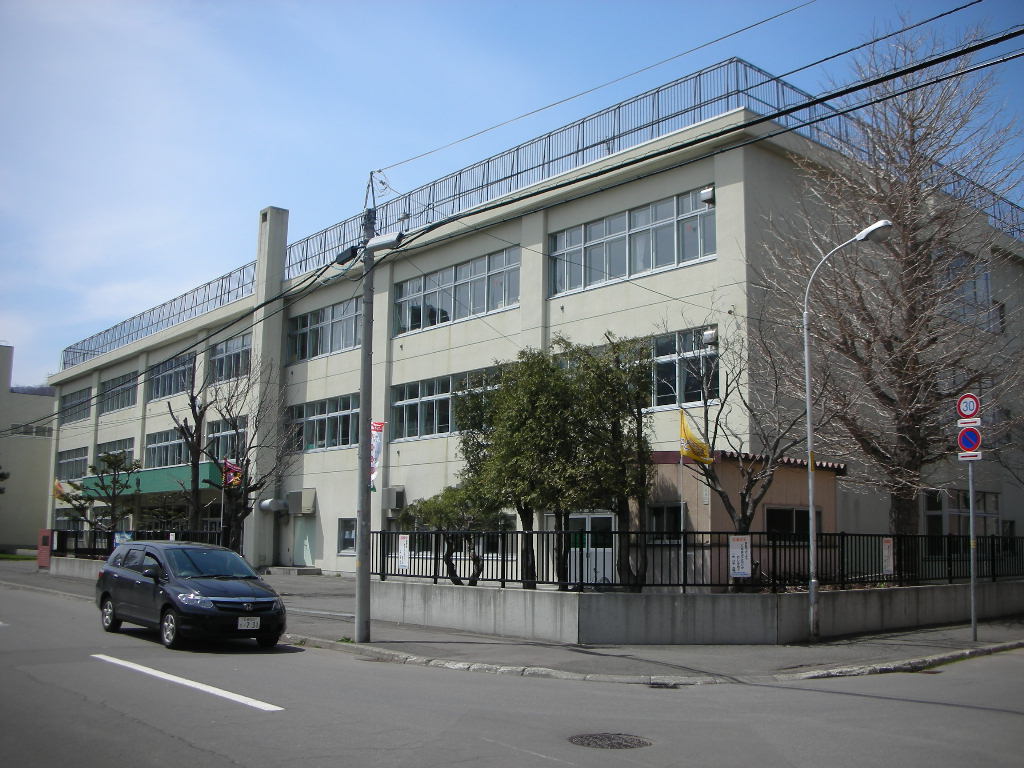 Primary school. 872m to Sapporo Municipal Midorigaoka elementary school (elementary school)