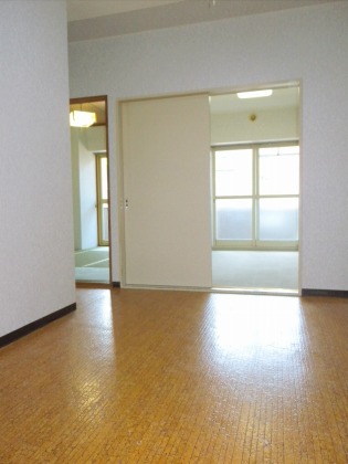 Living and room. Pets welcome rearing (up to two animals)! Available in the initial cost 50,000 yen