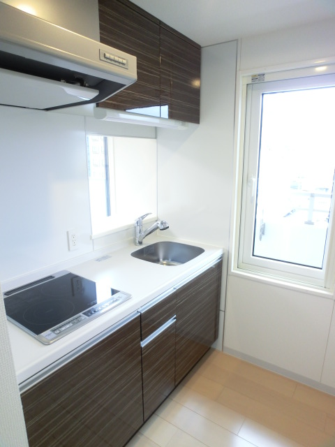 Kitchen. Adopt a two-burner IH system kitchen. Also nice ventilation window