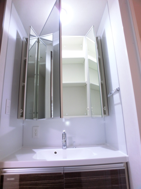 Washroom. Three-sided mirror dresser there ☆ 