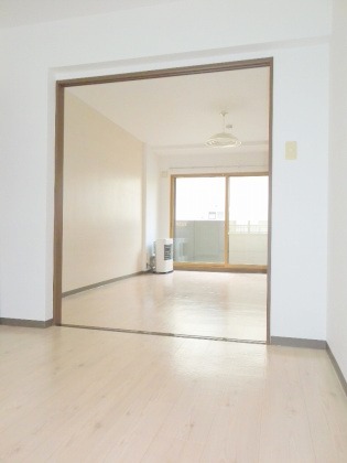 Washroom. This you rent spacious in the living room is a charming sunny! ! 