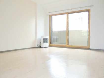 Living and room. This you rent spacious in the living room is a charming sunny! ! 