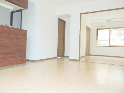 Living and room. This you rent spacious in the living room is a charming sunny! ! 