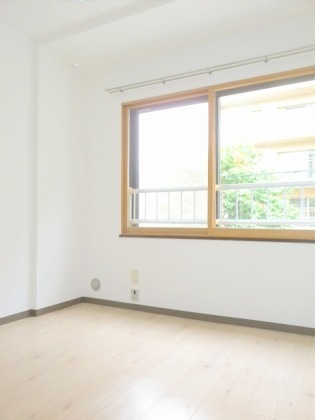 Living and room. This you rent spacious in the living room is a charming sunny! ! 