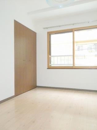 Living and room. This you rent spacious in the living room is a charming sunny! ! 