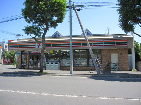 Convenience store. Seven-Eleven Sapporominami Maruyama store up (convenience store) 418m