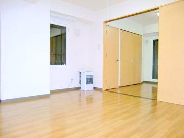 Living and room. Nishi 28-chome Station, Maruyama Park is within walking distance of Station