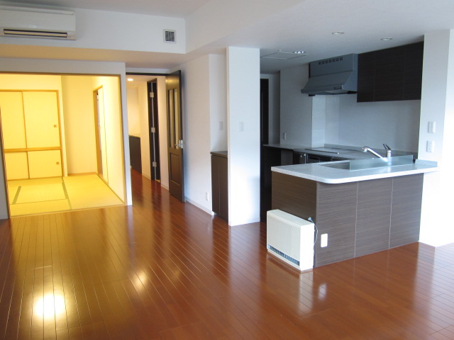 Living and room. Kitchen included 20 tatami mats of spacious living