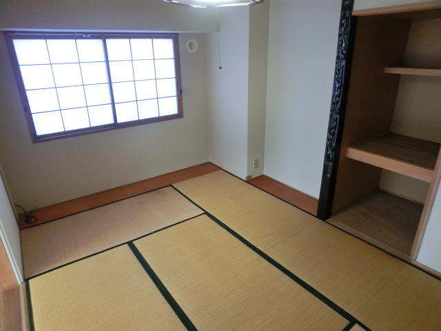 Other room space. Japanese-style space in the living room next door