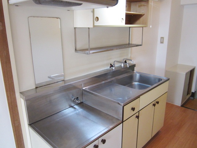 Kitchen. Two-burner stove can be installed