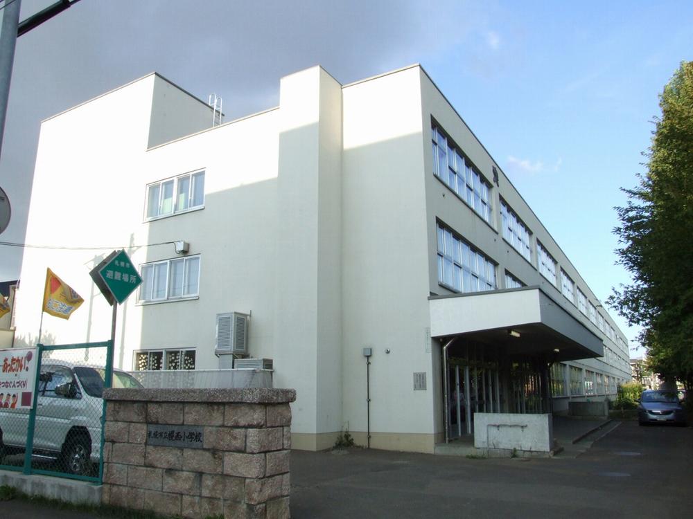 Primary school. Sapporo Tatsuhoro Nishi Elementary School also safe school of 635m 8-minute walk and children up to
