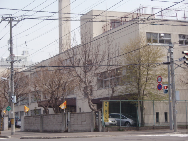 Primary school. 806m to Sapporo Municipal Mulberry Elementary School (elementary school)