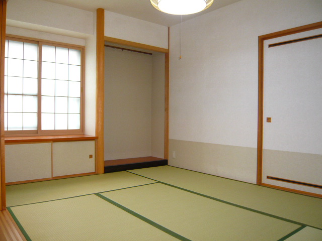 Other room space. It is a beautiful Japanese-style room! 