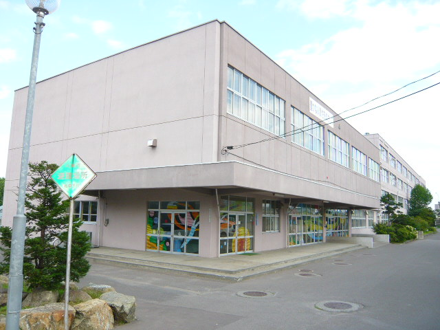 Junior high school. 601m to Sapporo TatsuKashiwa junior high school (junior high school)