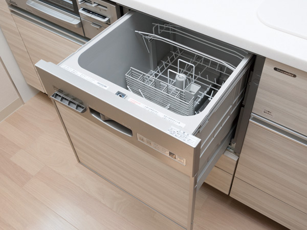 Kitchen.  [Standard equipped with a dishwasher] Under the counter, Standard equipped with a slide-open type of large capacity. Also you need quickly clean up after a meal
