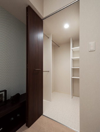 Receipt.  [Storage space] Place the walk-in closet of the storage emphasizing the main bedroom