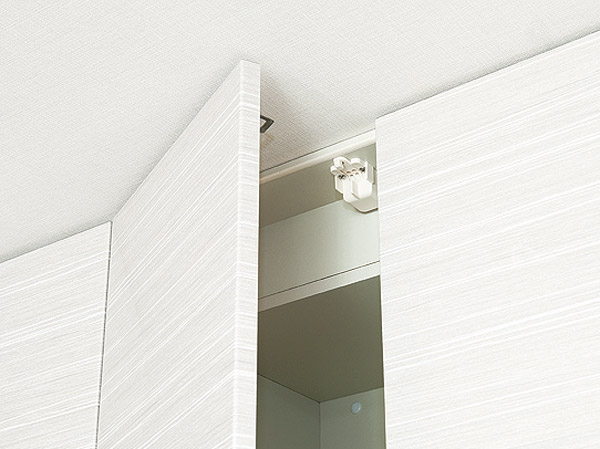 Security.  [Seismic latch to prevent the fall of tableware] In order to prevent the dishes from the cupboard hanging by the event of a disaster such as an earthquake is falling, Has adopted automatically lock to seismic latch the door of the kitchen shelf (same specifications)