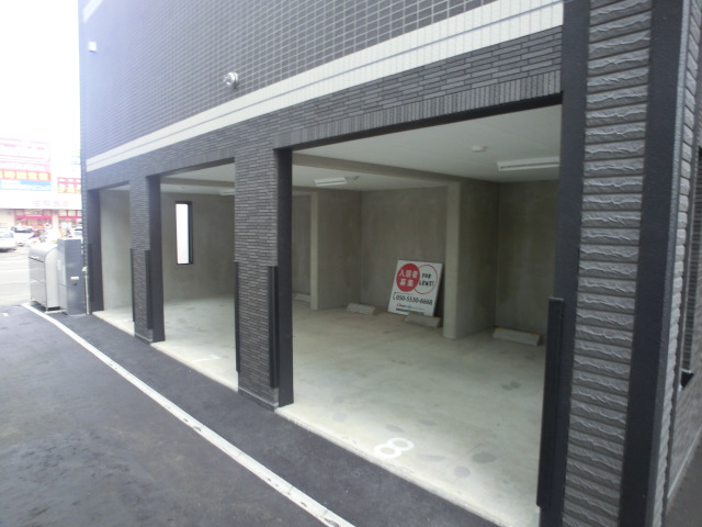 Parking lot. Indoor parking (light only) 12,000 Outdoor 11,000 & 7000 yen