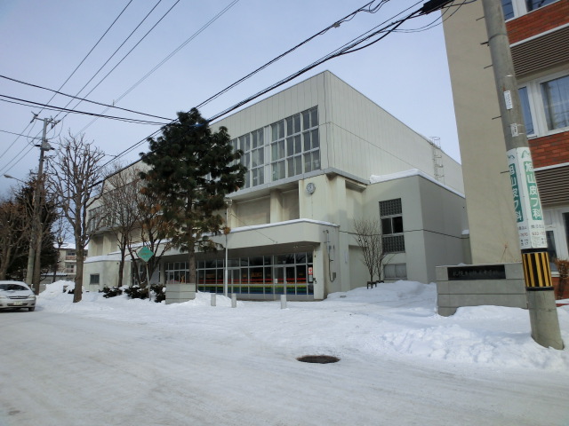 Junior high school. 100m to Sapporo Municipal Fushimi junior high school (junior high school)