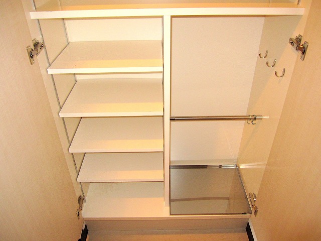 Receipt. Entrance storage with storage capacity