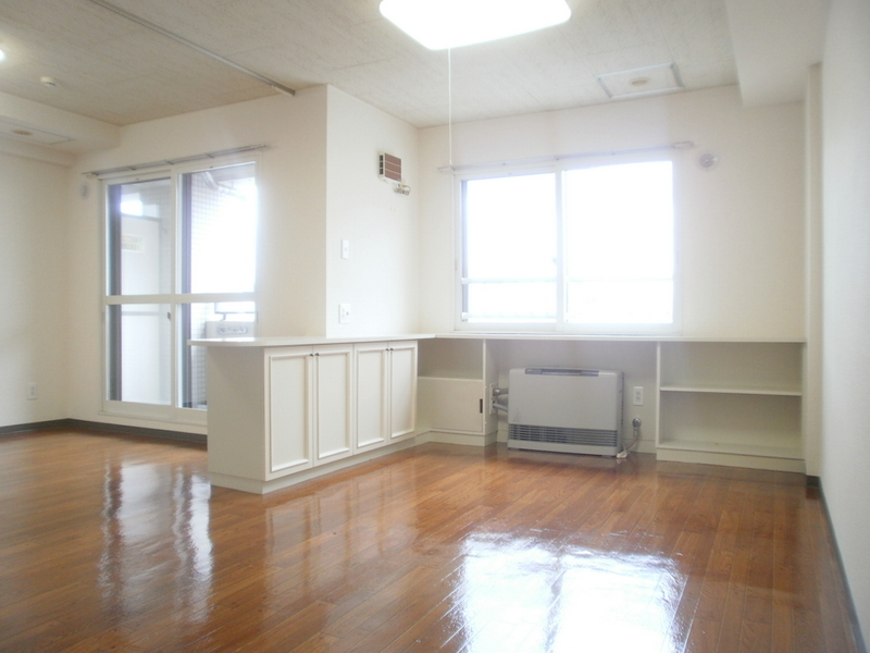 Living and room. Toward Western-style from the living room [Facing east] 