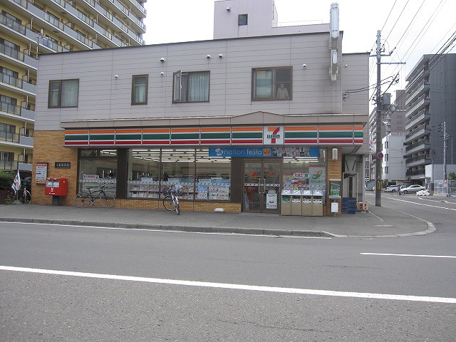 Convenience store. Seven-Eleven Sapporominami 4 Johigashiten up (convenience store) 290m