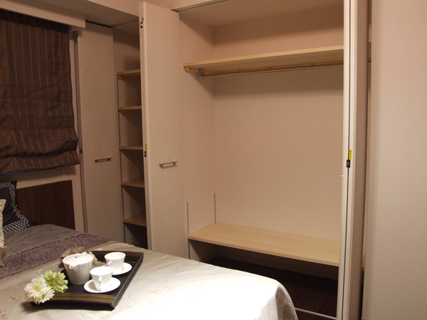 Receipt.  [closet] It installed a large closet in the Western-style 1. In storage hide, You could live and refreshing